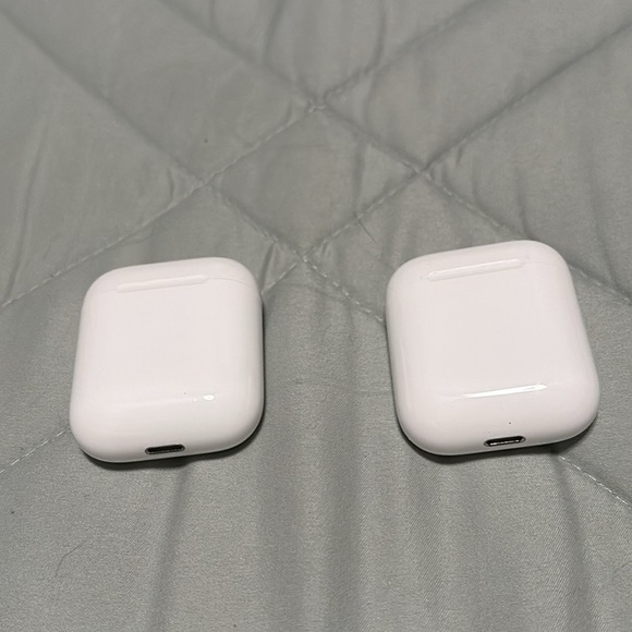 Set of 2 AirPods (Gen 2) - Picture 2 of 3